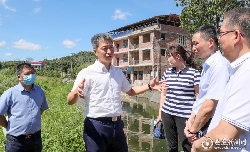 △曾超群在调研时强调,要牢固树立“一盘棋”思想,科学蓄水调水用水,动态处理好饮水安全和灌溉用水的关系。