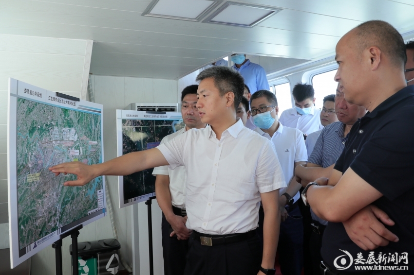 △在江龙滩作业区（海事码头），曾超群详细了解娄底港总体规划，仔细察看了江龙滩作业区选址方案对比图和布置规划图。