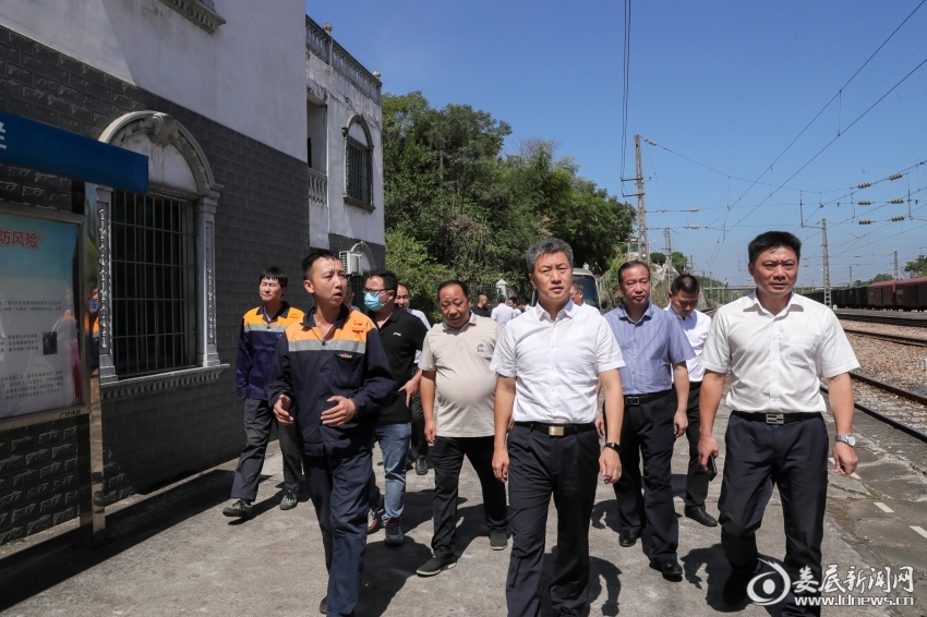 △曾超群来到胜昔桥火车站，了解车站基本情况。