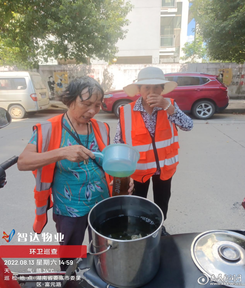 （夏日炎炎，环卫工人喝凉茶解暑）