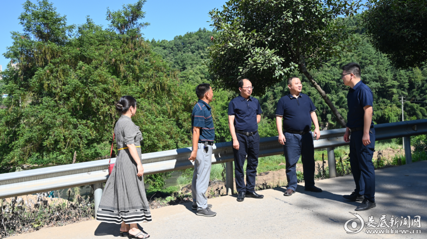 （图为曾德智一行在仙女寨村进行创文督察）