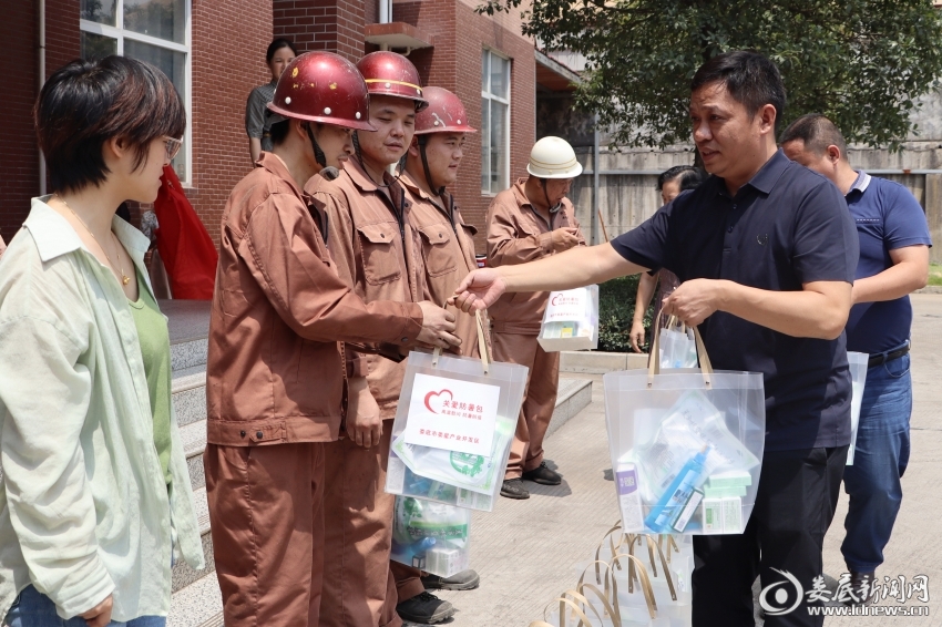 （8月23日，娄星产业开发区开展“关爱职工、夏送清凉”高温慰问活动，党工委副书记周映导、纪工委书记谢帅辉带队深入驻园企业，慰问一线员工，将“关爱防暑包”发放到企业坚守在一线的职工手中）