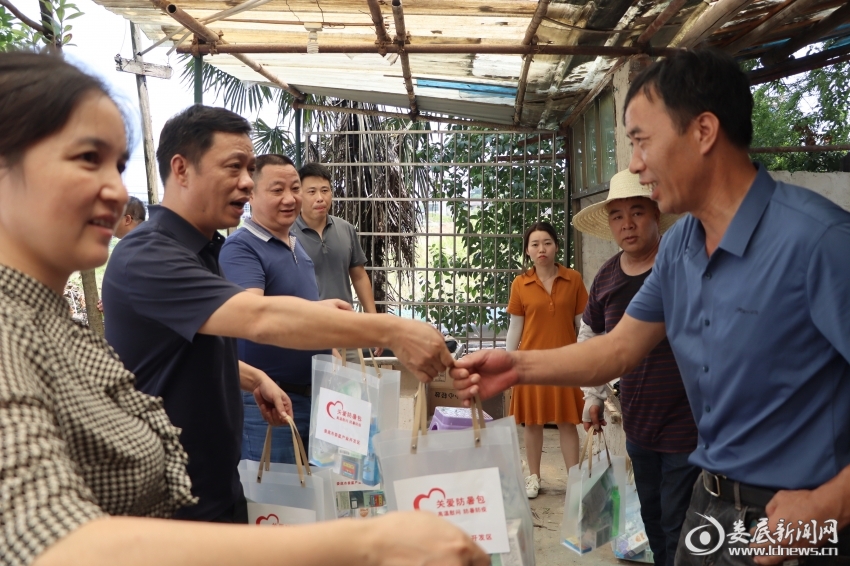 （当天，慰问组走访慰问了湖南宏旺新材料科技有限公司、湖南利钢金属制品有限公司、娄底海特科技发展有限公司等企业以及园区在建项目工地）