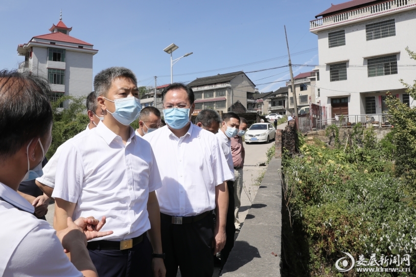 △在中连乡，曾超群认真察看了中连溪应急拦河坝修建情况，听取相关情况汇报。