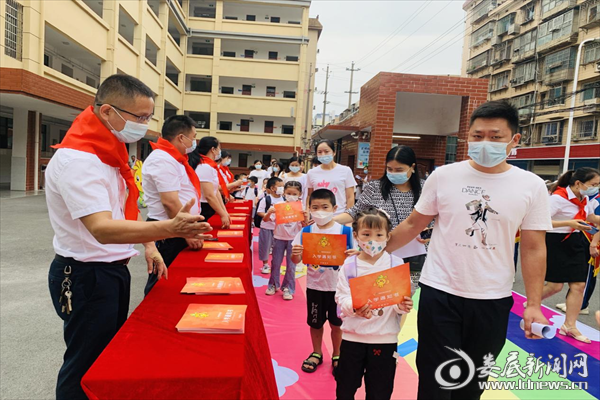 (9月2日，娄底五小举行一年级新生入学礼)