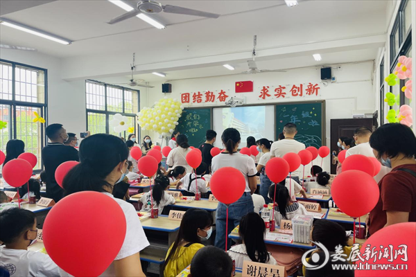（9月2日，娄底五小举行一年级新生入学礼）