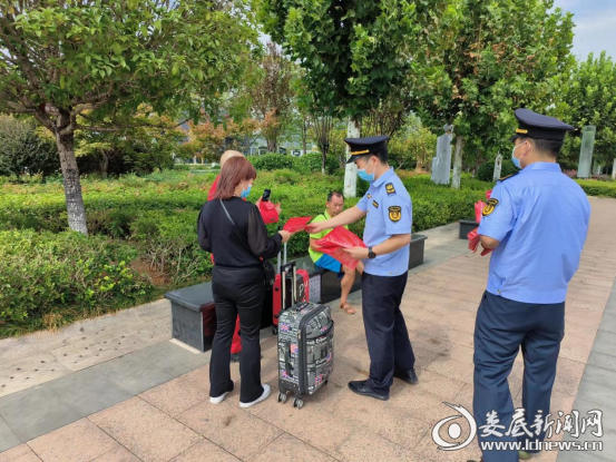 （发放宣传资料）