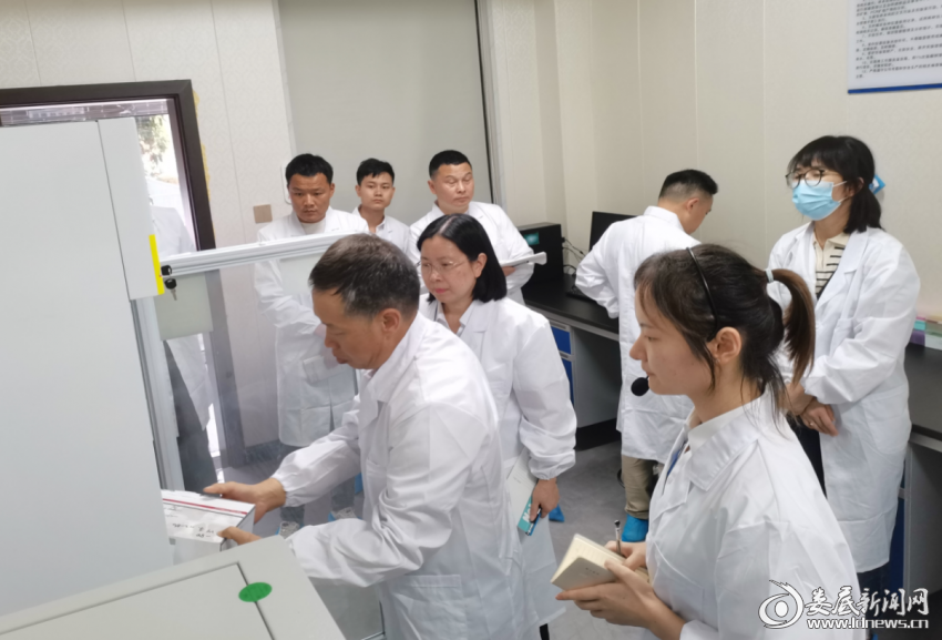 （专家组查看久阳公司实验室运行情况）
