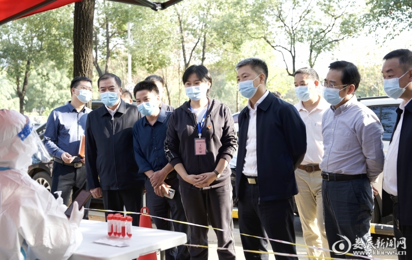 下午，曾超群一行来到冷水江市督导，他沿着沿江路步行察看了附近多个核酸检测采样点。