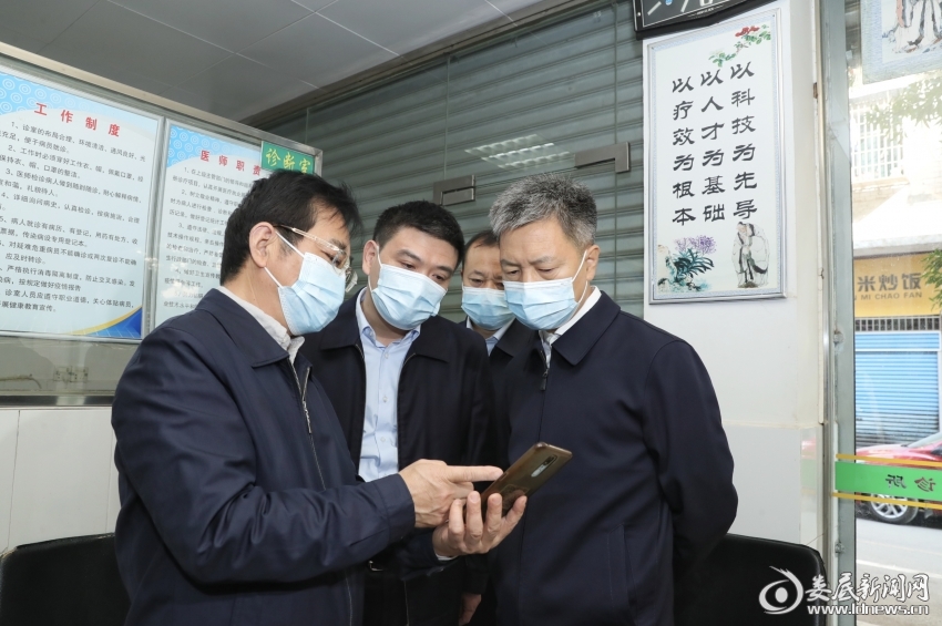 当天上午，曾超群一行来到娄星区金谷农贸市场，随机抽查了药店、农贸市场、诊所、餐馆疫情防控落实情况，查看从业人员近期核酸检测情况。