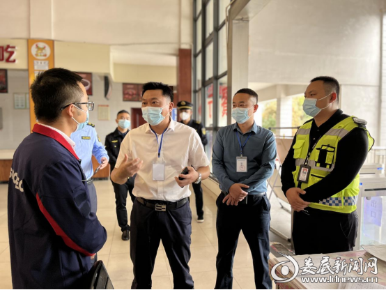 （周海强对现场发现的问题提出整改建议并提出要求）