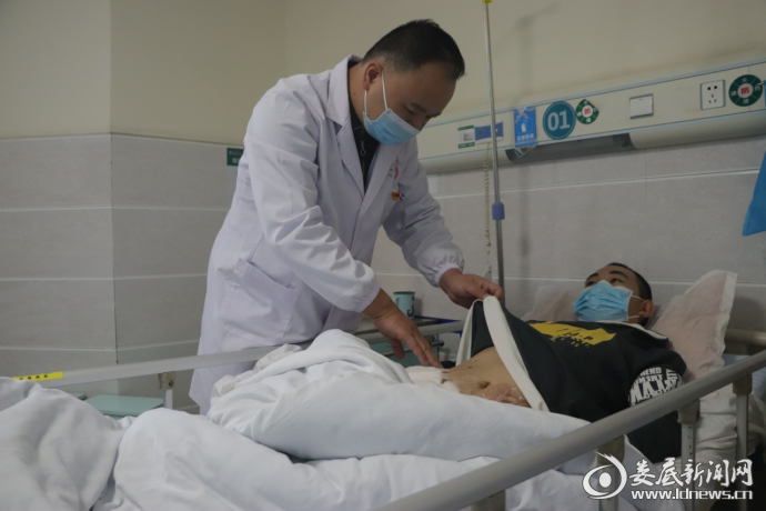 (杨莹正在为小刘进行功能康复指导)