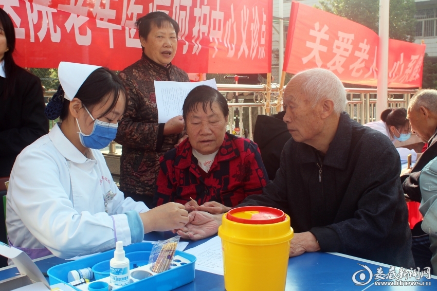 （活动现场，义诊团队为军休干部们测量血糖、血压，进行了健康知识宣教。）