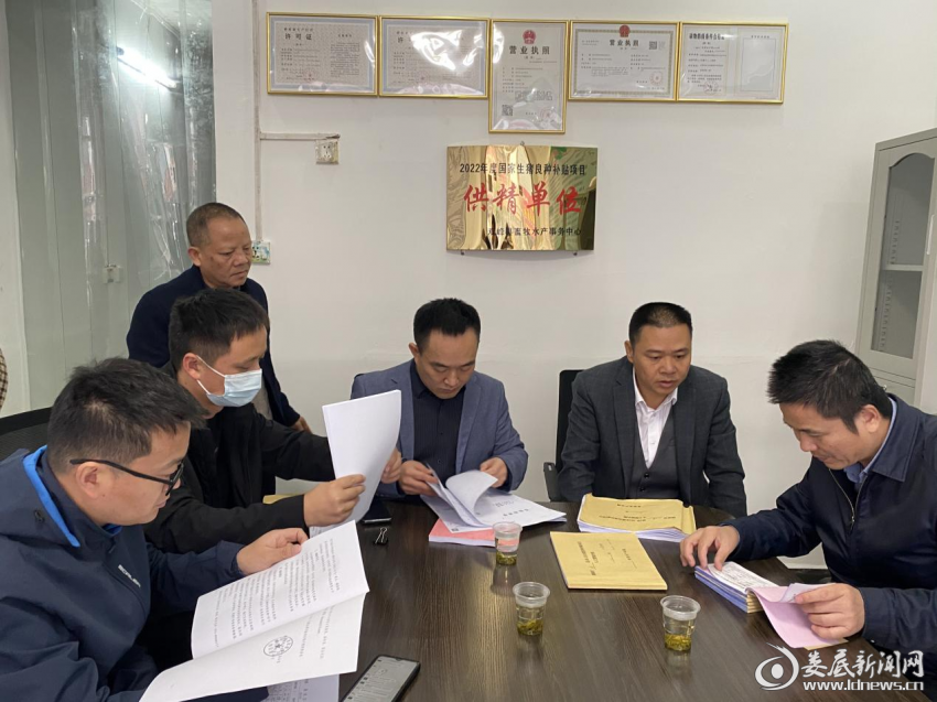 （考察组查阅台账资料）