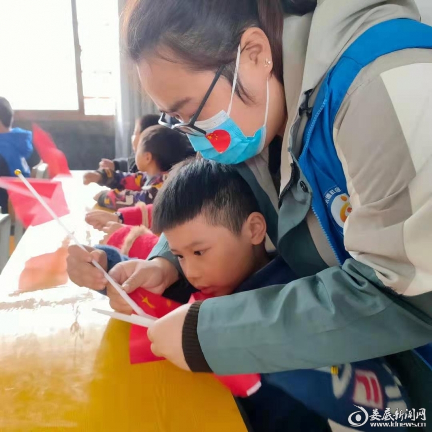 社工协助孩子们插小红旗