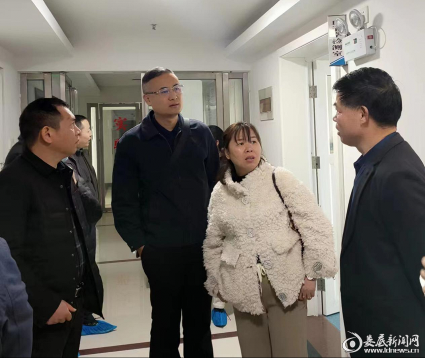 （参观娄底市兽医实验室）