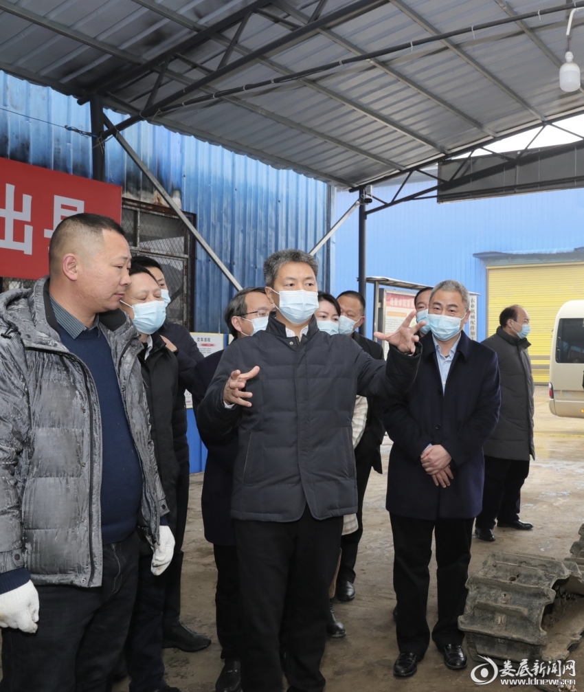 △曾超群来到杨市镇涟源市民富农机维修服务中心调研农机社会化服务开展情况，他当场吩咐有关部门就各厂家农机配件不兼容这一课题做深入调研。