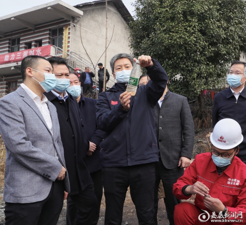 △2月19日，娄底市委副书记、市长曾超群调研全国地下水防治试验区建设矿涌水治理工作，他首先来到石冲口镇宏达煤矿查看煤矿地下涌水源头综合治理工程。