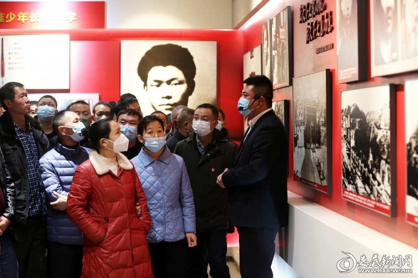 （全市自主择业军转干部在蔡和森纪念馆内学习）