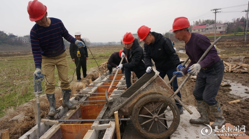 田间渠道施工现场