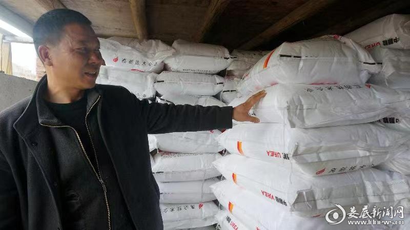 种粮大户赵正田仓库储存的肥料