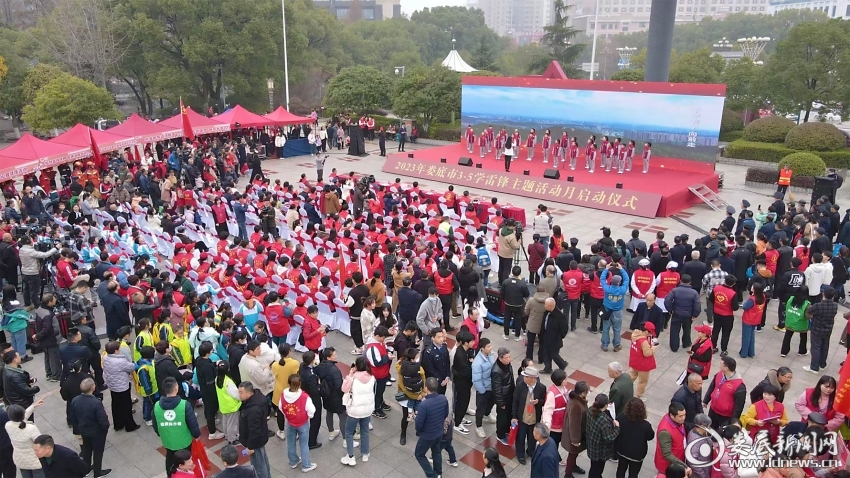 在第60个“学雷锋纪念日”和第24个中国青年志愿者服务日来临之际，娄底团市委组织全市广大团员青年开展“高举旗帜跟党走·紧跟核心谱新篇”学雷锋系列活动。