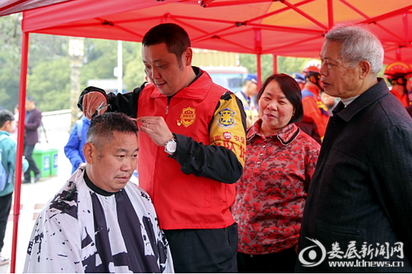 现场为民众理发