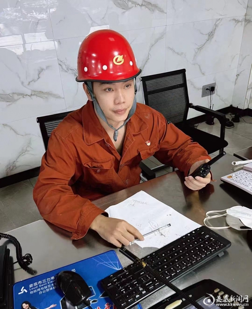 （工作中的黄鹏）