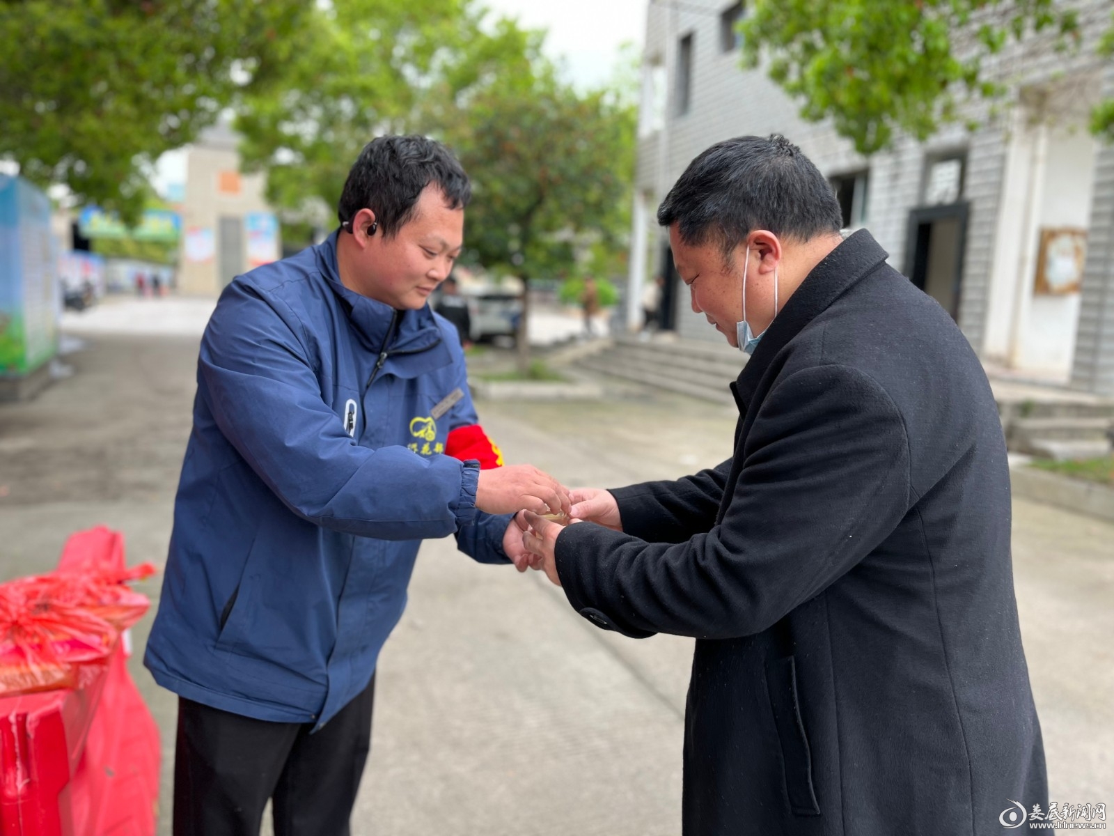 （工作人员为市民送上免费的茶水）