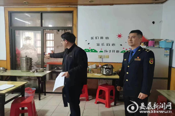 （执法人员开展校外托管机构联合检查）