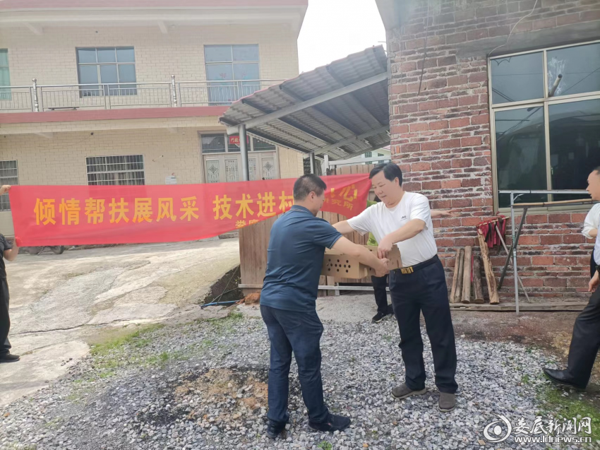 （5月15日上午，市畜牧水产和农机事务中心到涟源市七星街镇雷鸣洞村栗群养殖合作社开展养殖技术培训、发放爱心鸡苗。）