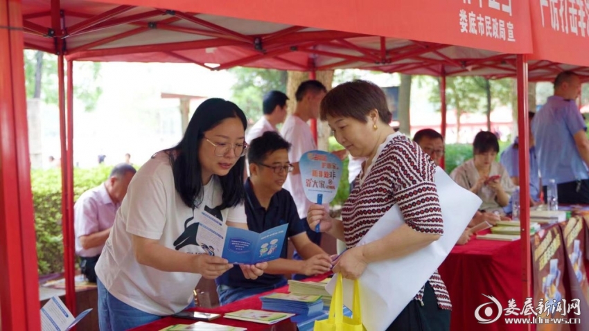6月15日,娄底市民政局在娄星广场集中开展养老服务防诈骗和防非法集资集中宣传活动。