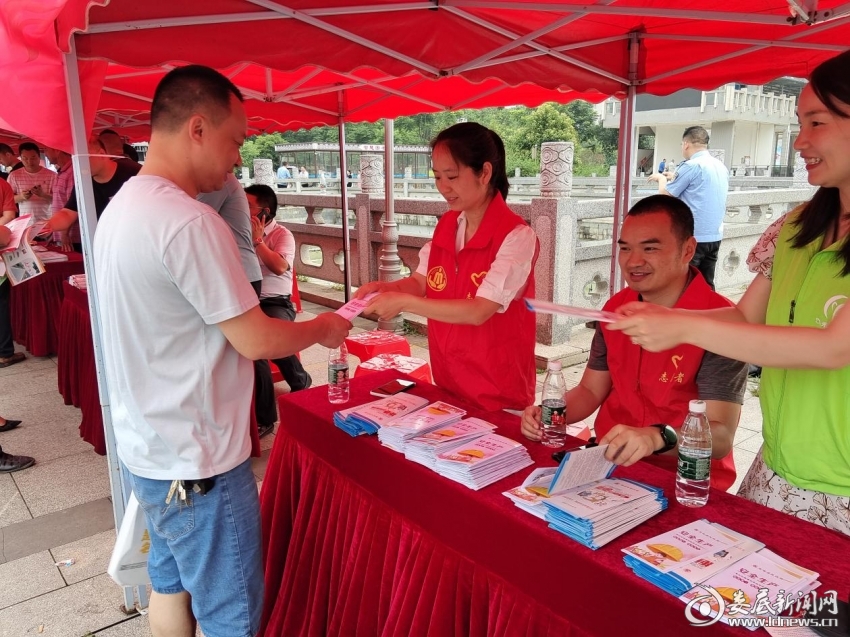 双峰县民政局在蔡和森广场开展以”守住钱袋子,护好幸福家”为主题的防范非法集资宣传活动