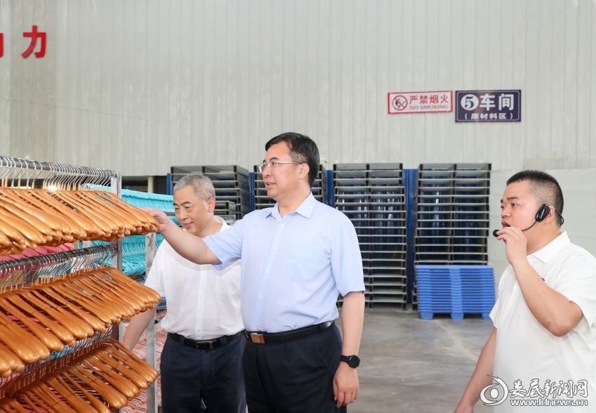△邹文辉在好每家五金工艺品厂详细了解企业生产经营、市场开拓等情况。