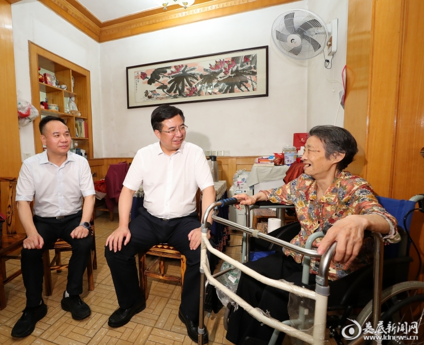 △邹文辉看望慰问81岁的困难党员李华英。