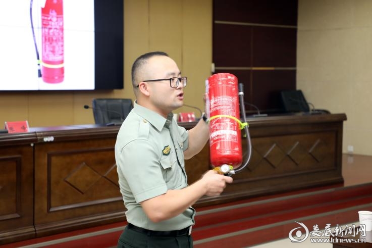 讲解消防逃生器材使用