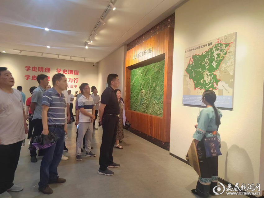 （实地参观十八洞村精准扶贫展厅）