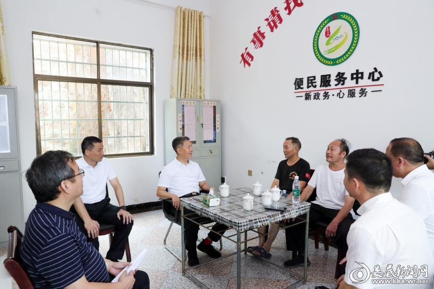 △图一，7月30日，娄底市委副书记、市长曾超群赴涟源市桥头河镇调研，集中慰问生活困难党员李雪虎、邱国华，亲切地与他们拉家常，了解他们参军参战经历、疾病治疗和生活困难情况。