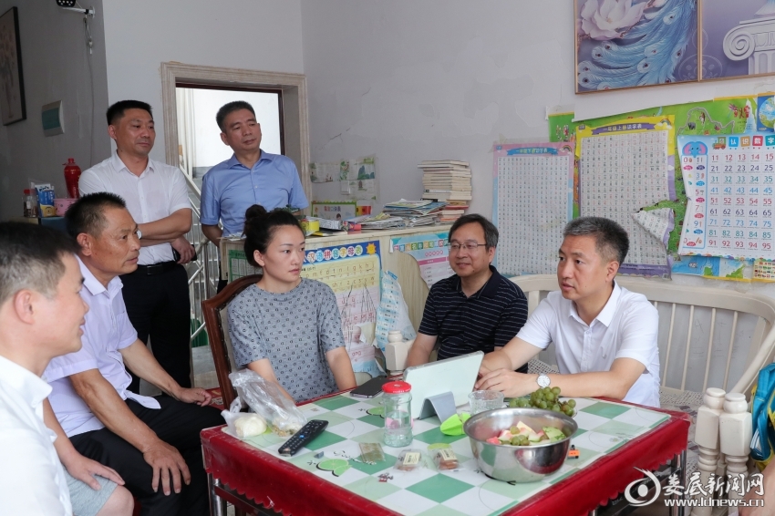 △图三，曾超群还随机进户走访，面对面了解群众对后续扶持工作的满意率。