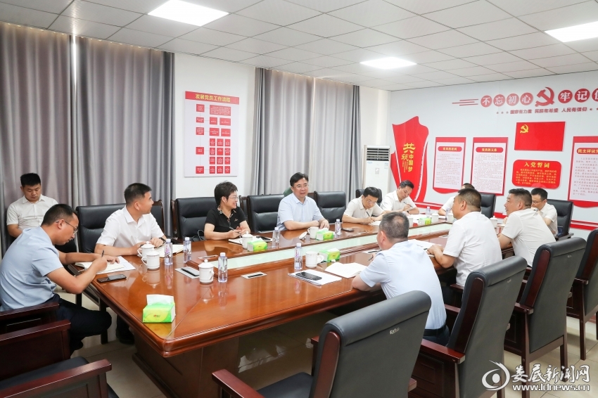 △图三：邹文辉在“纾困增效”帮扶企业湖南利钢金属制品有限公司主持召开座谈会