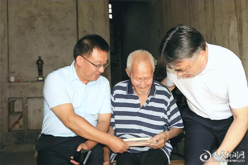 （走访慰问百岁老兵邹兴次）