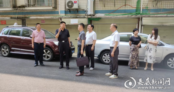 调研组在市农机技术推广中心开展调研