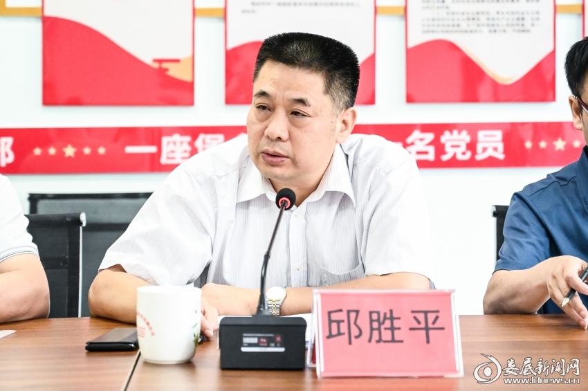 （娄底市畜牧水产和农机事务中心党委书记、主任邱胜平讲话）