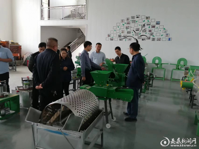 (调研组一行在双峰湘源金穗察看农机设备)