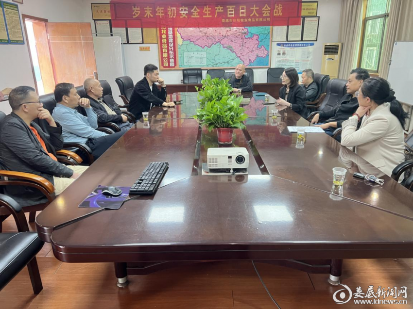 （调研组在听取汇报）