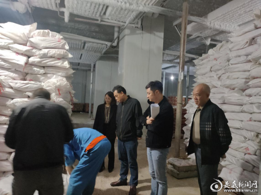 （调研组在冷库现场查看肉类产品）