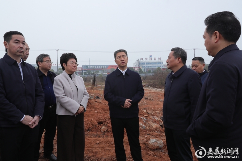 曾超群强调，要统筹推进安置基地建设，真心实意保障人民权益。