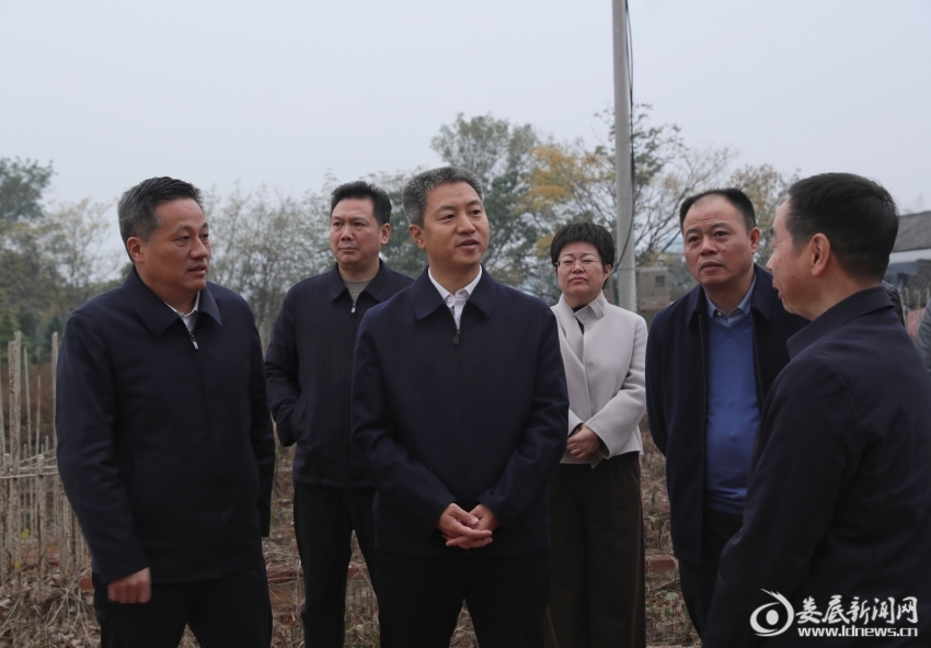 12月3日，娄底市委副书记、市长曾超群调研安置基地建设工作。