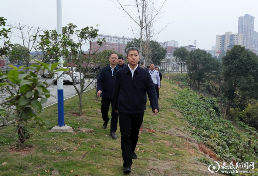 图一，12月10日，娄底市委副书记、市长曾超群到娄星区、双峰县督导大气污染防治工作。