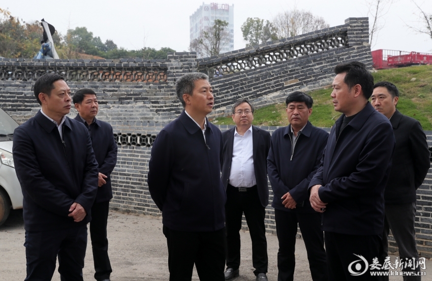图二，曾超群强调，要让喇叭响起来，横幅挂起来，干部跑起来，处罚跟上来 ，促进全市空气质量明显好转。